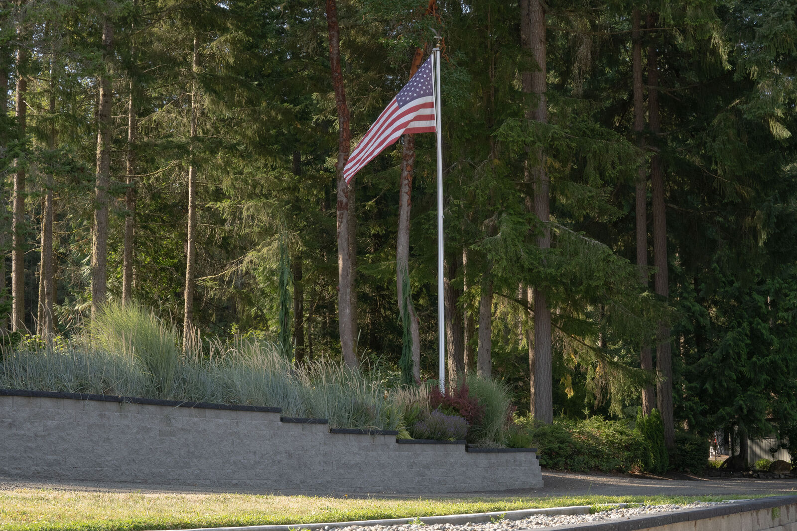 Retaining wall with plantings